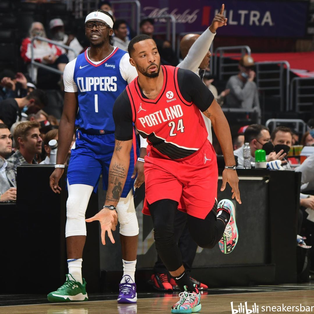 篮球场上并 篮球场上并